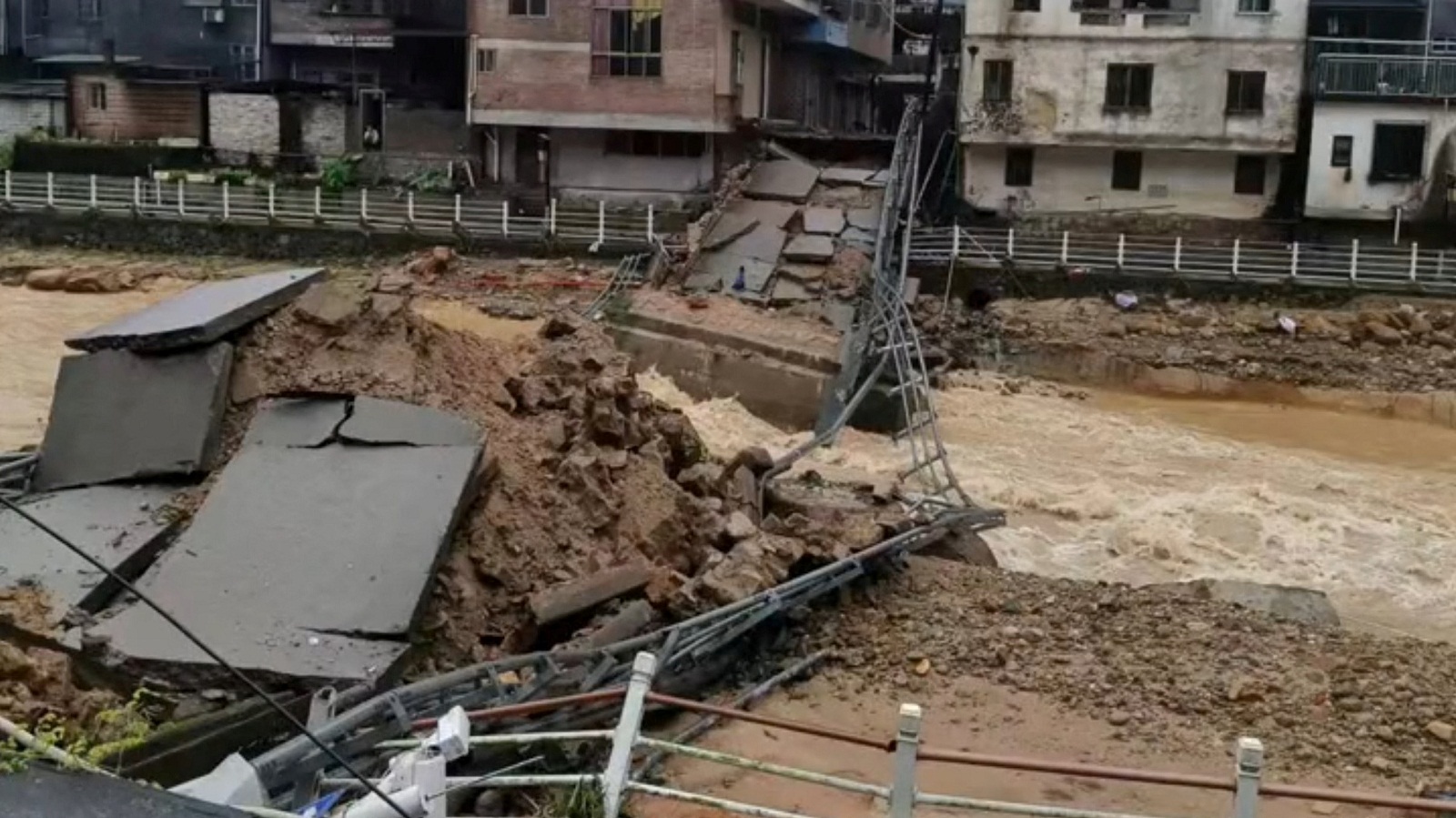 Κίνα: 11 αγνοούμενοι από σφοδρές πλημμύρες-1