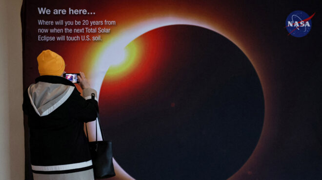 ολική-έκλειψη-ηλίου-σήμερα-πού-θα-εί-562970248