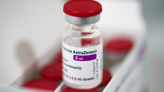 covishield-η-astrazeneca-αναγνωρίζει-την-πολύ-σπάνια-σ-563006614