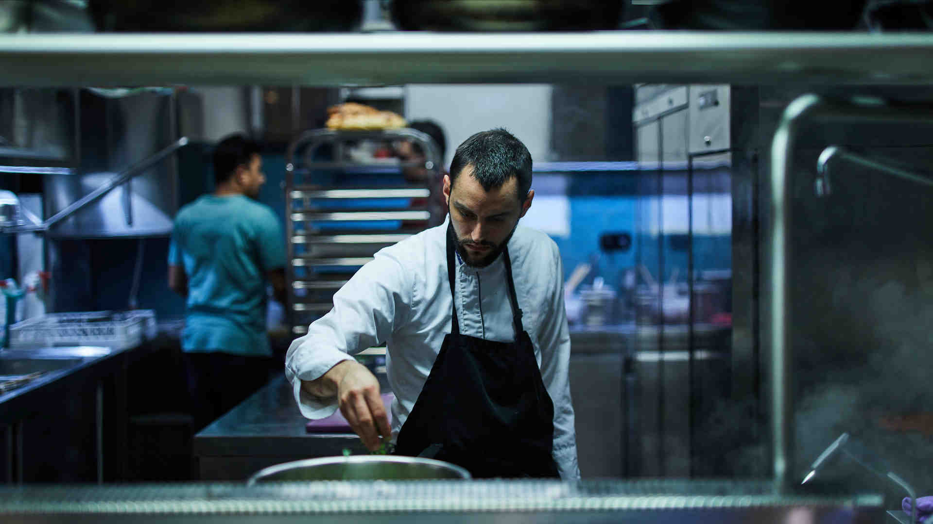 ΦΙΤΑ: Τι τρώμε στο δημοφιλές μαγαζί του Νέου Κόσμου με τον Δημήτρη Δημητριάδη στην κουζίνα;-3