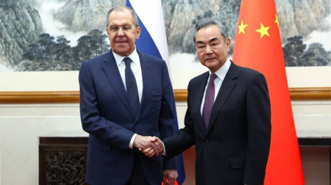 η-στροφή-προς-τον-υπερβολικό-συγκεντρ-562972099