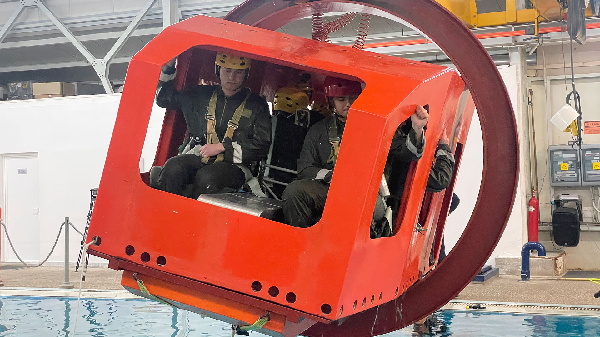 διαφυγή-από-βυθιζόμενο-ελικόπτερο-η-562967221