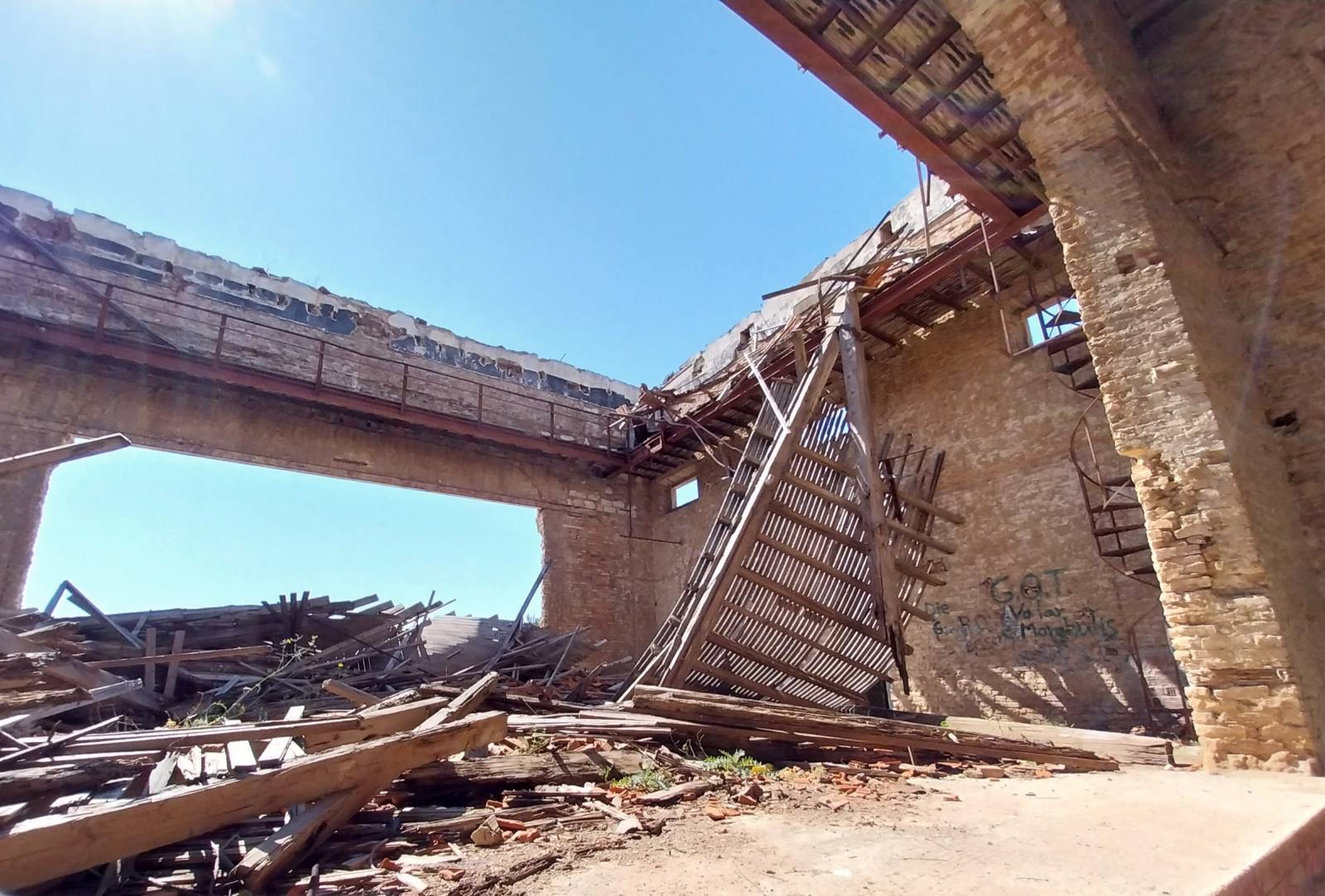 Ο «Φοίνικας» της Κέρκυρας στο κλουβί της γραφειοκρατίας-5