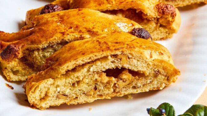 τσουρέκι-νηστίσιμο-γεμιστό-με-χαλβά-τ-563003692