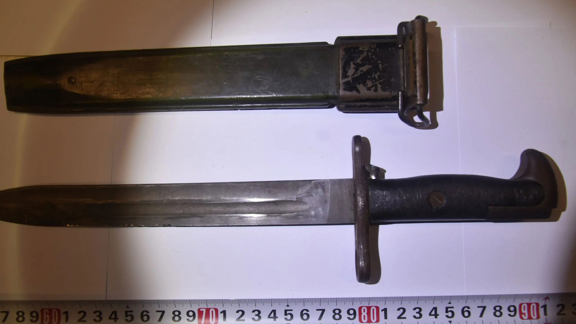 Πάτρα: Συνελήφθησαν δύο αρχαιοκάπηλοι – Βρέθηκαν μαχαίρια, σπαθιά και γκλοπ-3