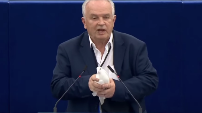 ευρωβουλευτής-απελευθέρωσε-περιστέρ-562997254