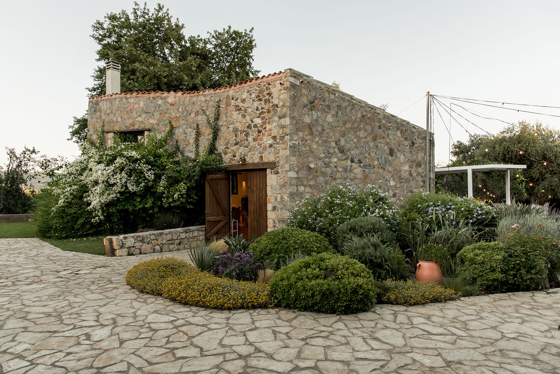 Οινικός τουρισμός: Στο οινοποιείο Μανουσάκη στα Χανιά για κρασί, τέχνη και καλό φαγητό-1