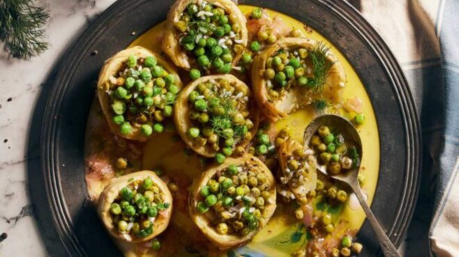 αγκινάρες-γεμιστές-με-ρύζι-αρακά-και-μ-562976071