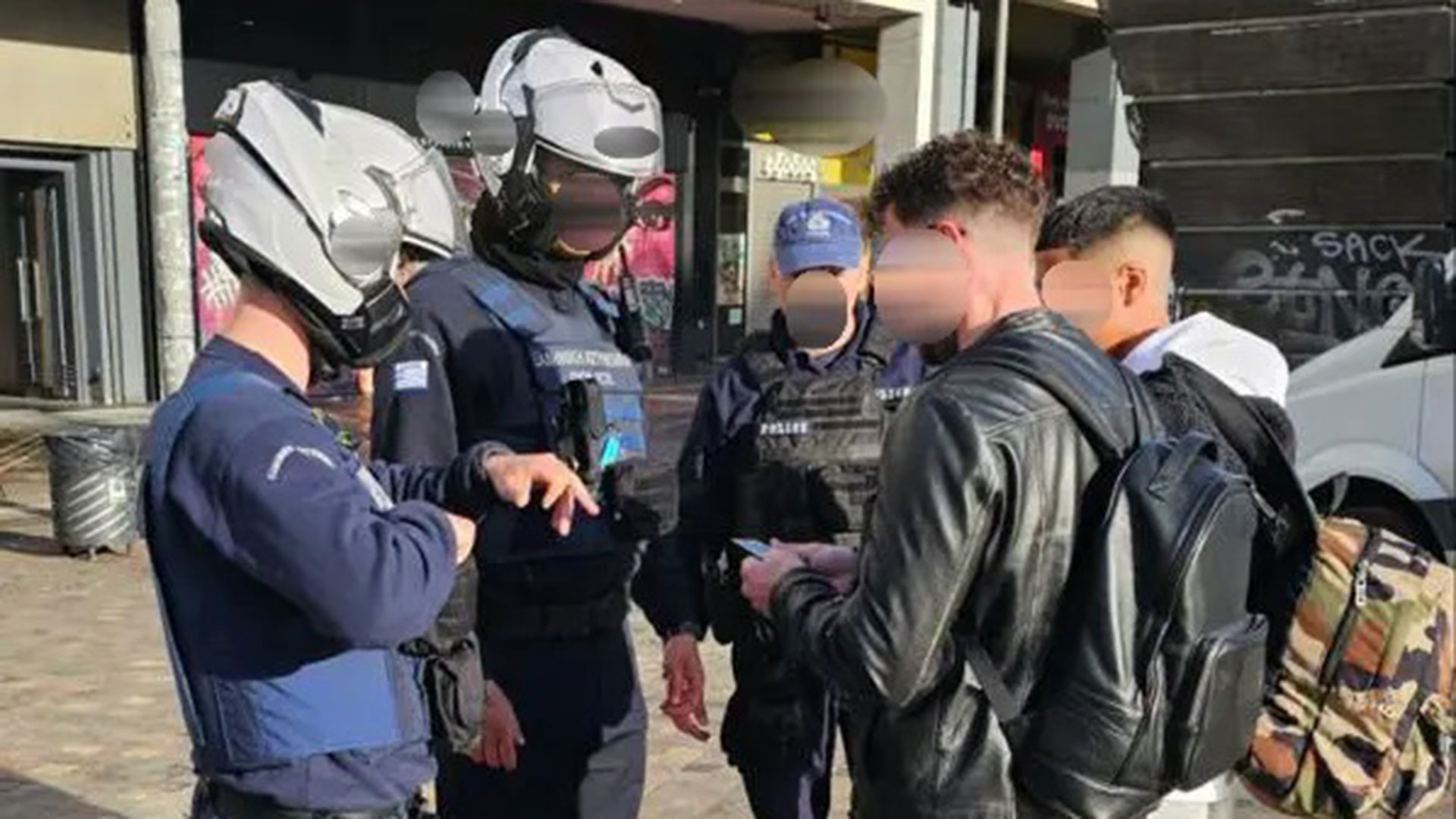 Επιχείρηση της ΕΛ.ΑΣ. στο κέντρο της Αθήνας – 57 συλλήψεις-4