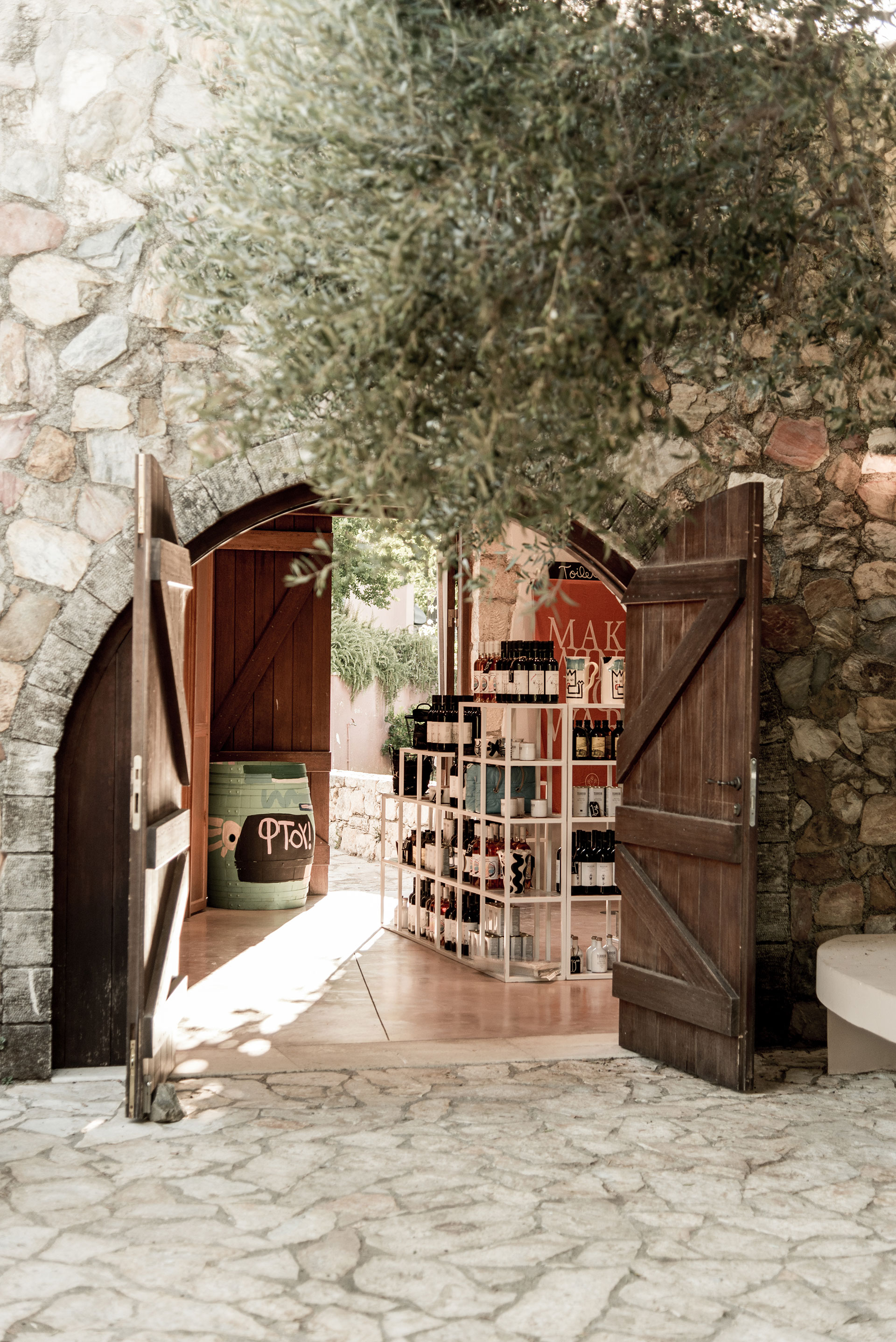 Οινικός τουρισμός: Στο οινοποιείο Μανουσάκη στα Χανιά για κρασί, τέχνη και καλό φαγητό-2