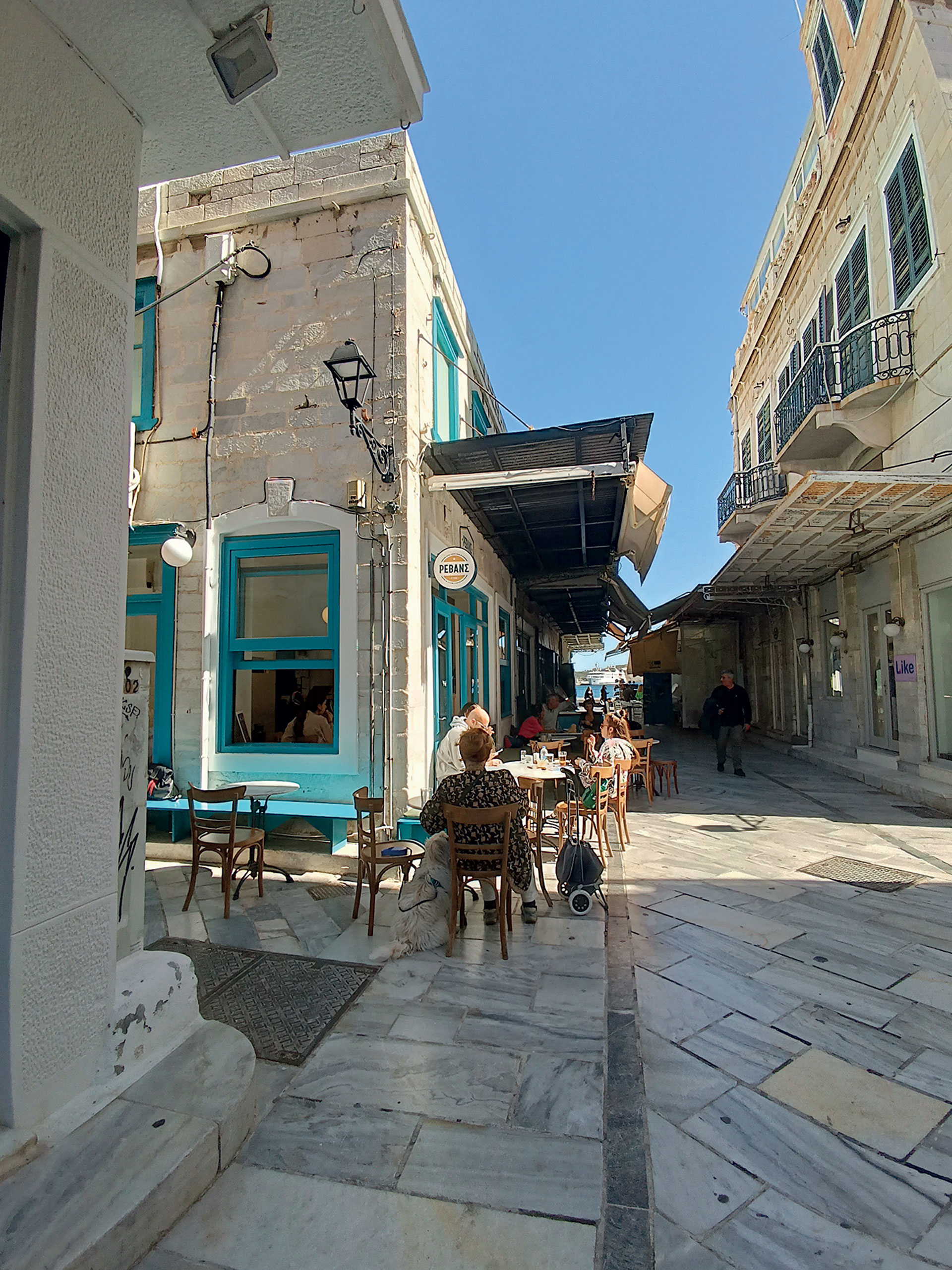 Ένα νέο μαγαζί παίρνει τη «ρεβάνς» για τα καπηλειά της Σύρου που έχουν κλείσει-1