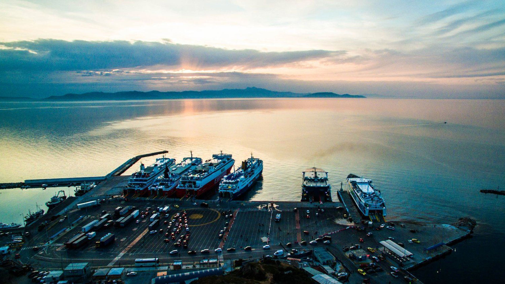 Προαστιακός και υδατοδρόμιο στο λιμάνι της Ραφήνας-1