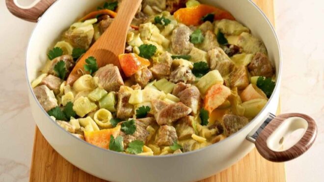 χοιρινό-με-πράσο-γιαούρτι-και-κουρκου-562966255