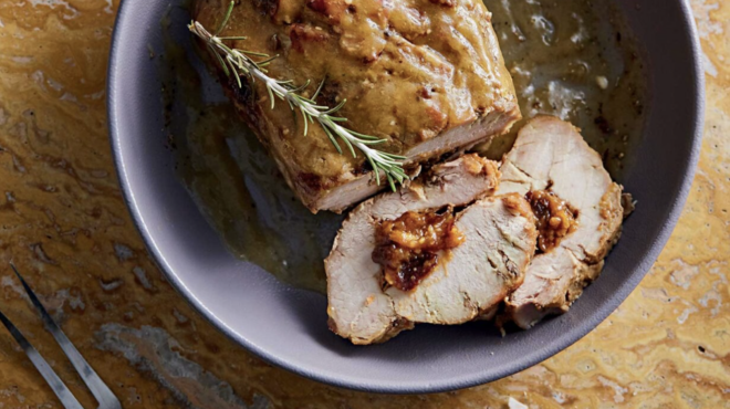 χοιρινό-ψητό-με-κρέμα-από-δαμάσκηνα-εσ-562969426