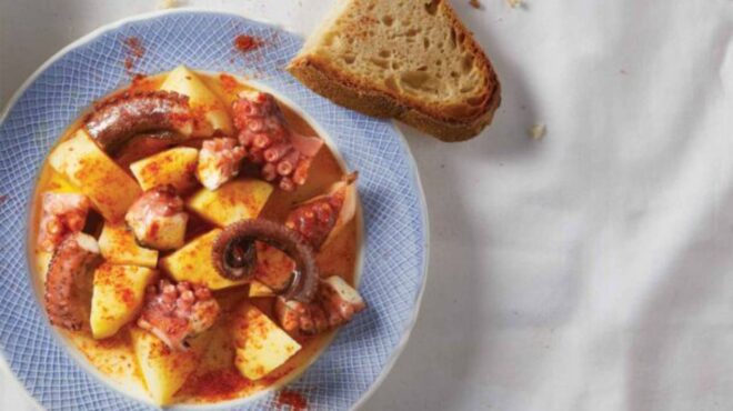 χταπόδι-γαλικίας-στην-κατσαρόλα-με-πά-562964332