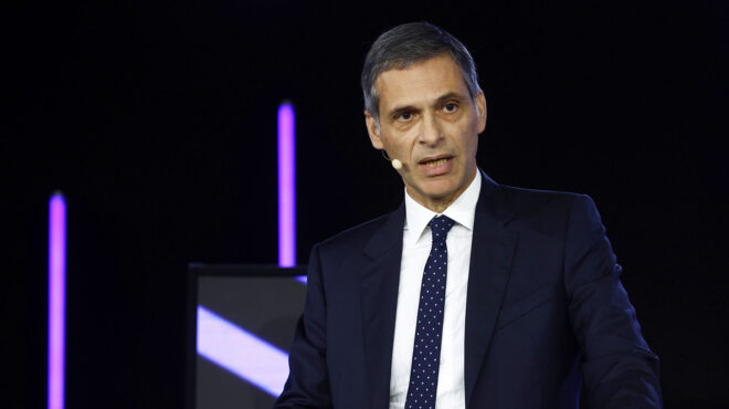 ο-εφοπλιστής-ρ-σααντέ-εισβάλλει-στην-ε-562998331