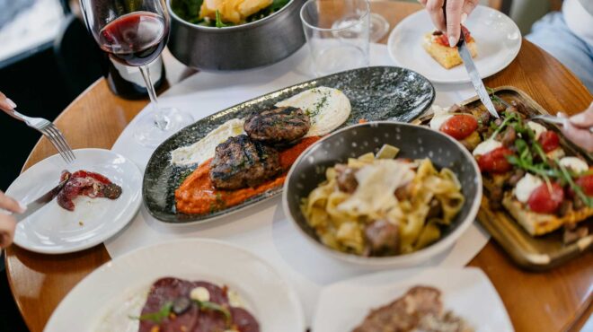 ντούμα-στο-νέο-εστιατόριο-της-λάρισας-562982332