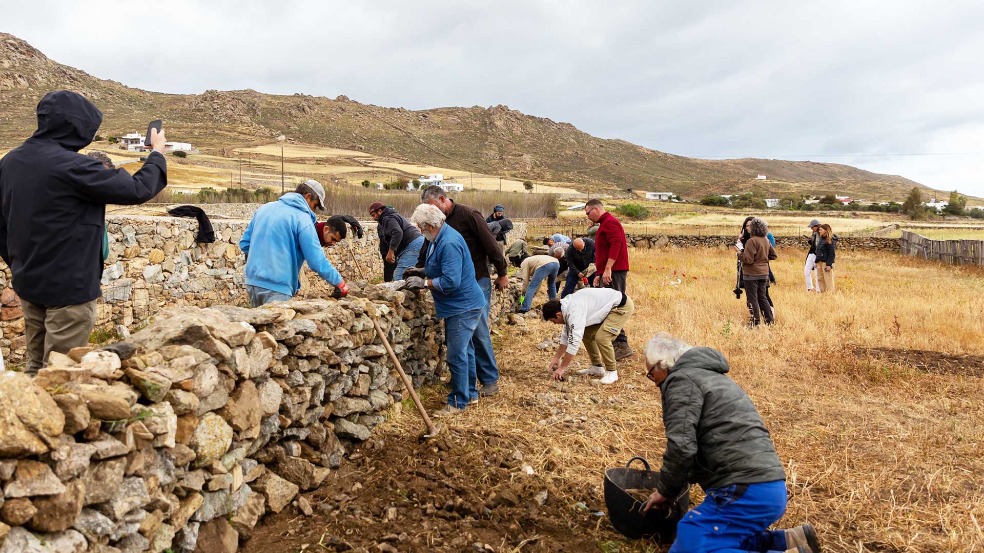 Οι λίθινες γραμμές του κυκλαδίτικου τοπίου-1