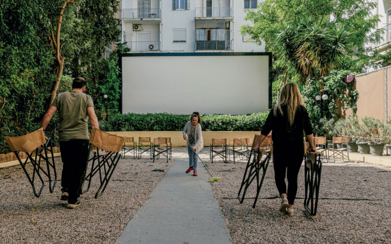 Μέσα στα θερινά σινεμά, λίγο πριν ανοίξουν τις πόρτες τους