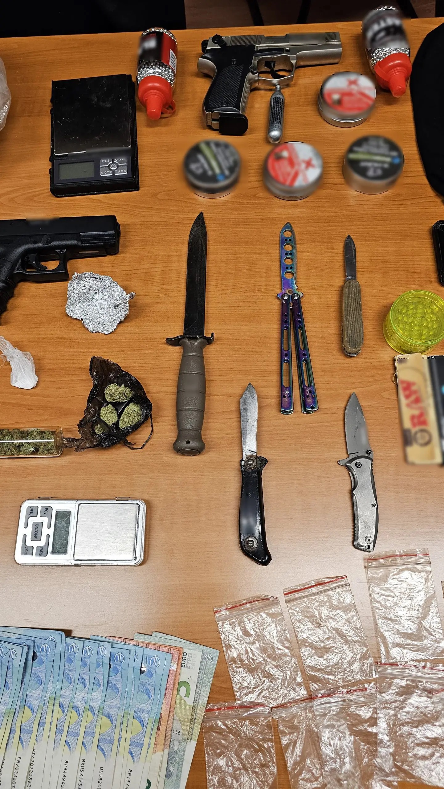 Σπείρα με ανήλικους διακινούσε ναρκωτικά σε Ψυχικό, Παπάγου και Χαλάνδρι – 9 συλλήψεις-1