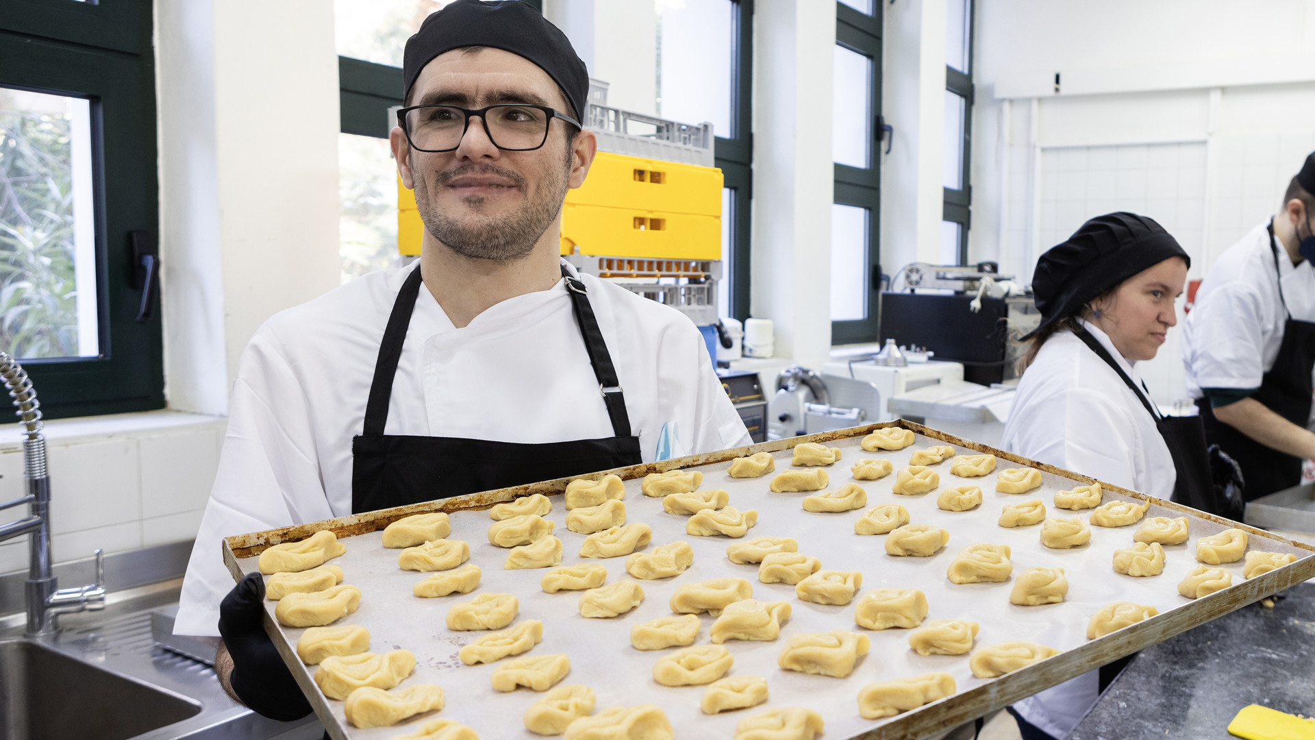 Στην Εστία, άτομα με νοητική αναπηρία μαθαίνουν να φτιάχνουν πεντανόστιμα προϊόντα-1