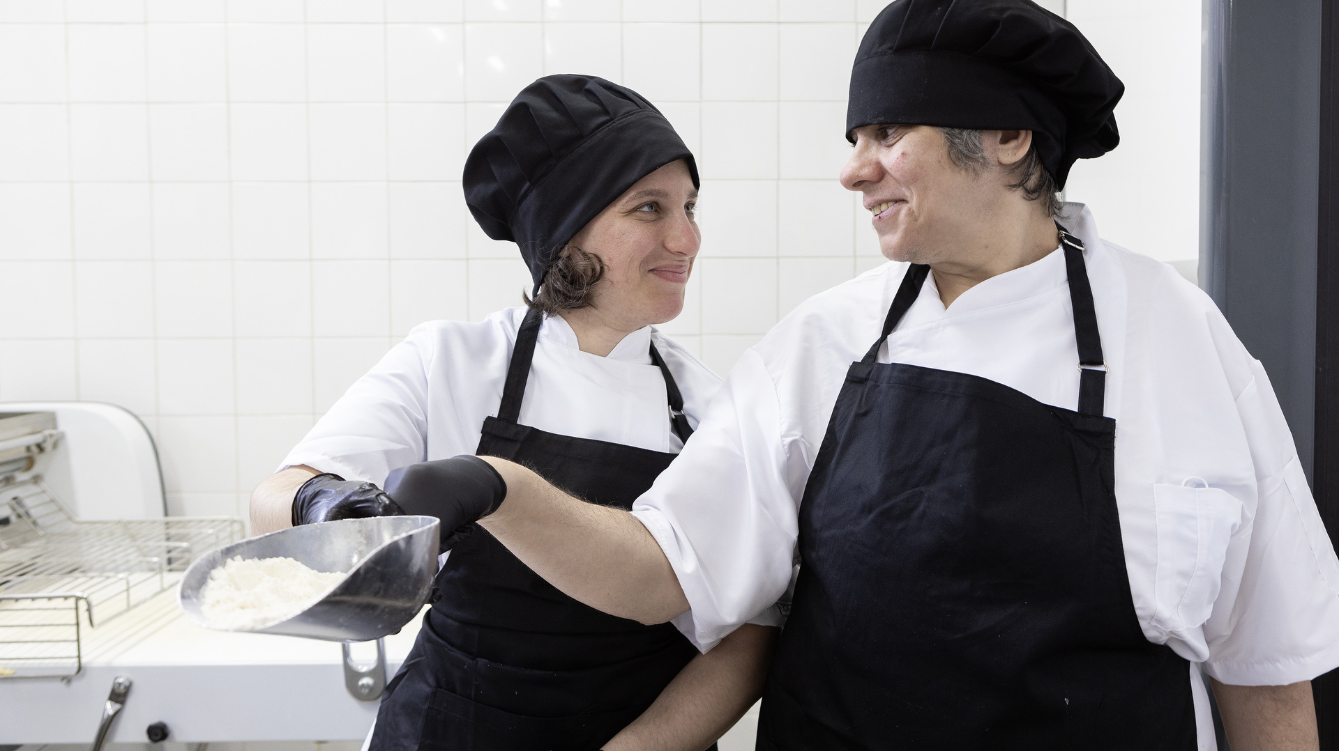 Στην Εστία, άτομα με νοητική αναπηρία μαθαίνουν να φτιάχνουν πεντανόστιμα προϊόντα-2