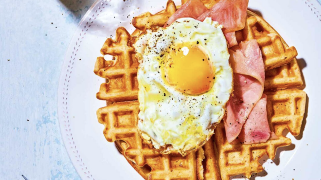 εύκολες-βάφλες-με-τηγανητό-αυγό-και-μπ-562984984