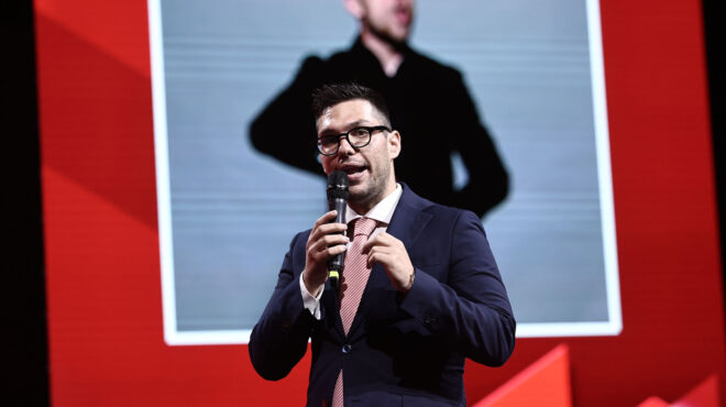 σύγκρουση-για-τις-ορφανές-ψήφους-τω-562999846