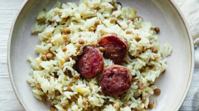 φακόρυζο-με-χωριάτικα-λουκάνικα-562958377