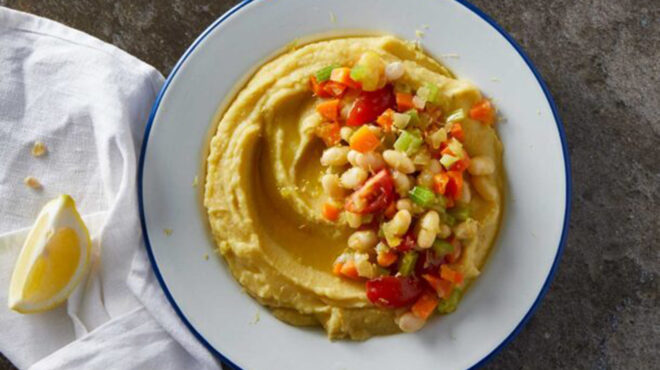 φάβα-με-σάλτσα-από-φασόλια-μυρωδικά-562960342