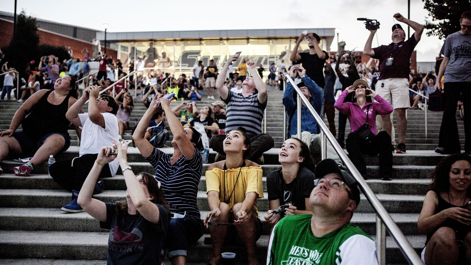 Φαινόμενα αισχροκέρδειας: Φρενίτιδα στη Β. Αμερική για την έκλειψη ηλίου-1