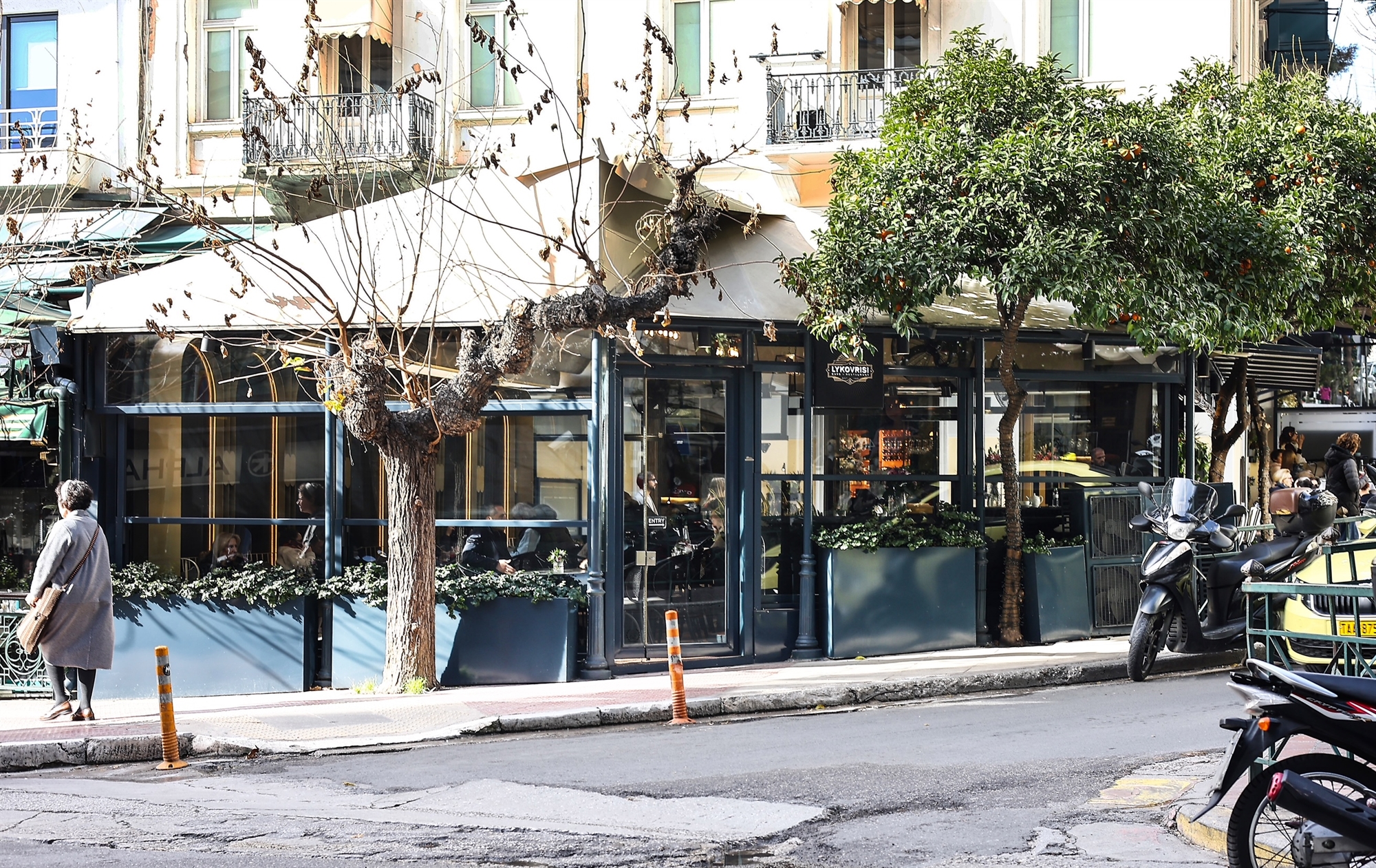 Δήμος Αθηναίων: Ελεγχοι και αύξηση των προστίμων για παράνομα τραπέζια-1