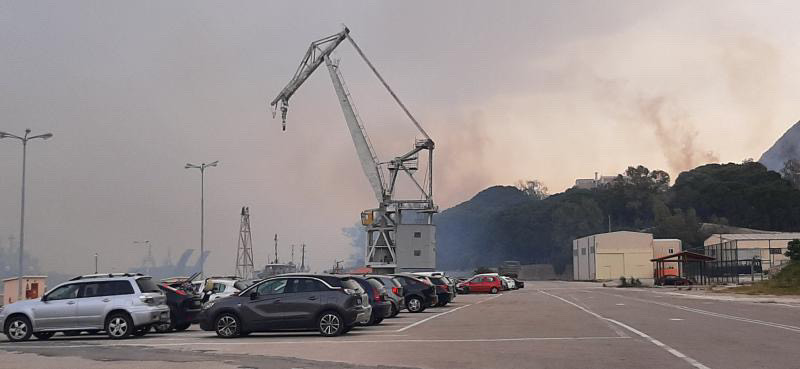 Σούδα: Μεγάλη φωτιά κοντά στον Ναύσταθμο – «112» για εκκένωση του οικισμού (φωτογραφίες και βίντεο)-1