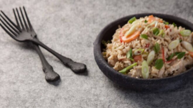 καστανό-ρύζι-του-10λεπτου-με-φιλέτο-κοτό-562984603