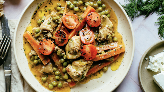 κοτόπουλο-με-αρακά-και-καρότα-στην-κατ-562982341