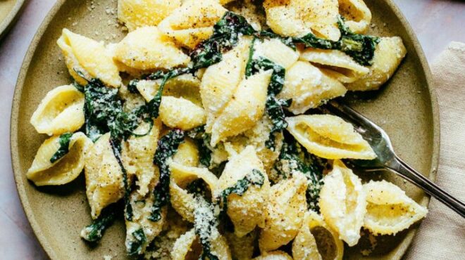 κοχύλια-με-φρέσκια-μυζήθρα-και-σέσκου-562966162