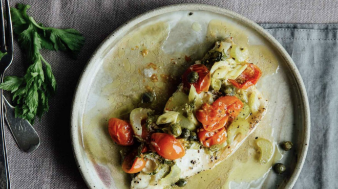 λαβράκι-φιλέτο-στη-λαδόκολλα-με-σέλιν-562974703