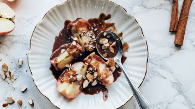 μήλα-ποσέ-με-σάλτσα-ταχινιού-562960930