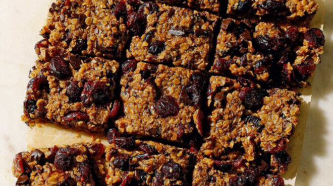 μπάρες-βρώμης-με-σοκολάτα-και-ξερά-κερ-562960333