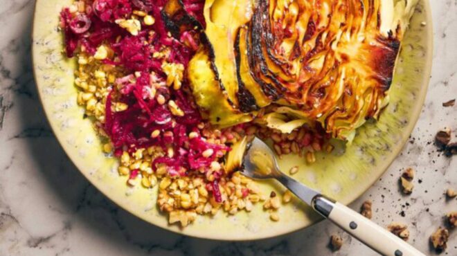 μπριζόλες-λάχανου-με-σαλάτα-από-σιτ-562974208