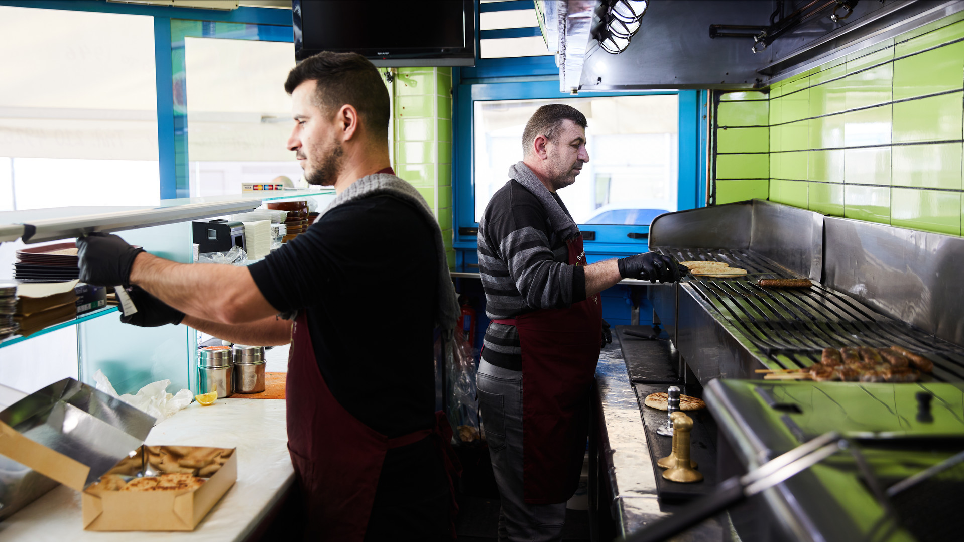 Τρώμε στα έμπειρα σουβλατζίδικα της Νίκαιας-2