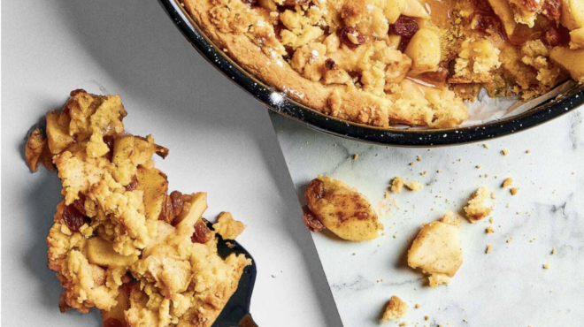 νηστίσιμη-μηλόπιτα-κραμπλ-με-κόκκινα-562958887