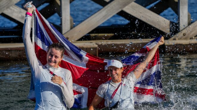 η-βρετανία-απολύει-τους-μισούς-διευθυ-562987312