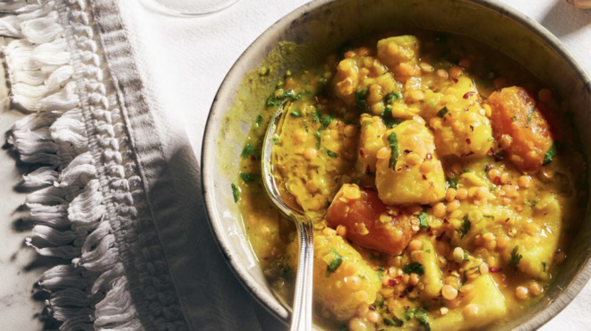 πατάτες-γιαχνί-με-κόκκινες-φακές-και-κ-562982344