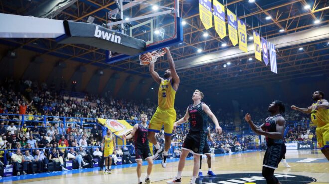 εντυπωσιακό-το-περιστέρι-έμεινε-ζων-562975195