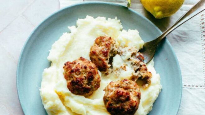 χοιρινοί-κεφτέδες-πικάντικοι-στο-γκρ-562976065