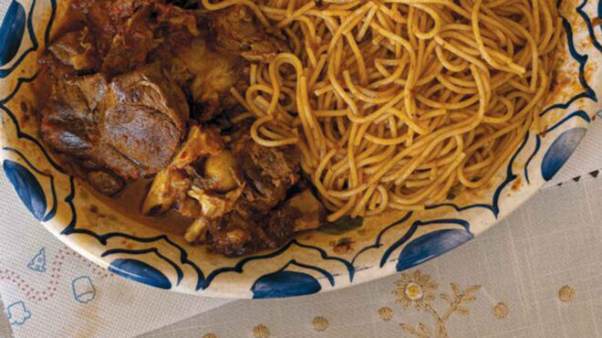 προβατίνα-κοκκινιστή-με-μακαρόνια-μ-562969762