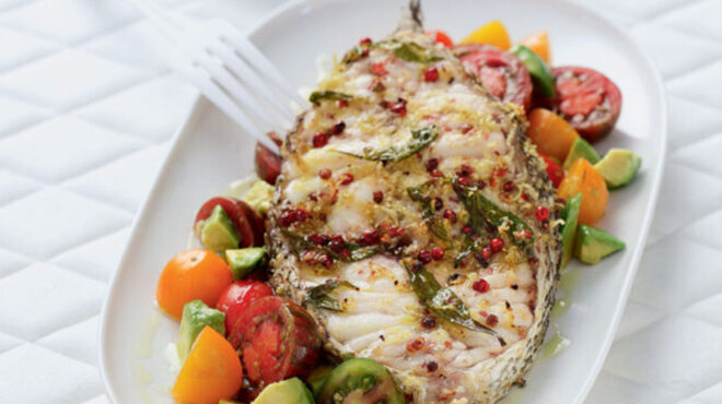 ψάρι-με-μυρωδικά-και-σαλάτα-με-ντοματί-562972789