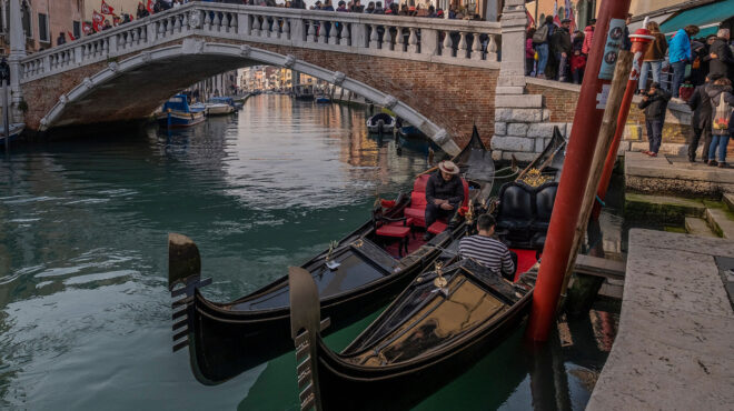 βενετία-ακτιβιστές-έβαψαν-πράσινο-κα-562990126