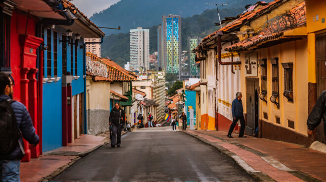 κολομβία-νερό-με-το-δελτίο-στην-μπογκο-562976986